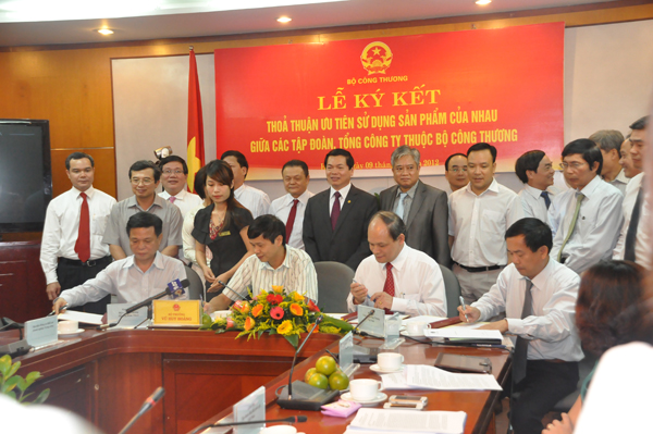 Lễ ký kết thỏa thuận ưu tiên sử dụng sản phẩm của nhau - Xây Dựng Vinaincon - Tổng Công Ty CP Xây Dựng Công Nghiệp Việt Nam